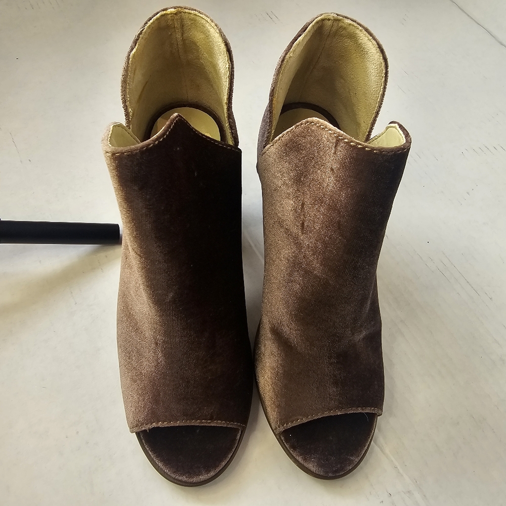 WOMENS TAN STEVE MADDEN SOFT SUEDE PEEP TOE ANKLE BOOT SZ 7.5 CASUAL PREPPY
